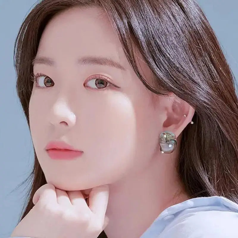 Crema de maquillaje corrector facial hidratante y duradero para cubrir manchas de acné y ojeras.